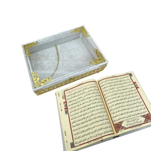 Ayaklı%20Şeffaf%20Pleksili%20Kadife%20Sandıklı%20Kur’ân-ı%20Kerim%20Beyaz
