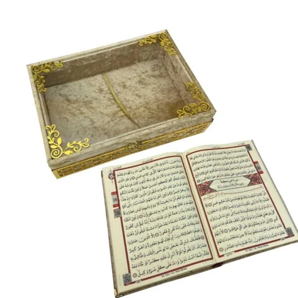 Ayaklı%20Şeffaf%20Pleksili%20Kadife%20Sandıklı%20Kur’ân-ı%20Kerim%20Gold