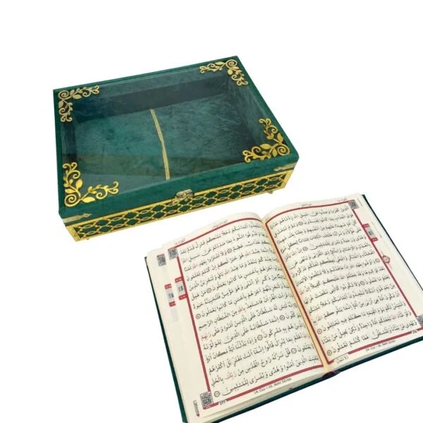 Ayaklı%20Şeffaf%20Pleksili%20Kadife%20Sandıklı%20Kur’ân-ı%20Kerim%20Yeşil